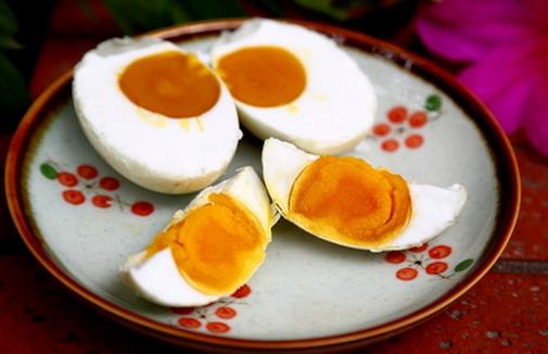咸鴨蛋有什么營養(yǎng)價值？食用咸鴨蛋的注意事項(xiàng)