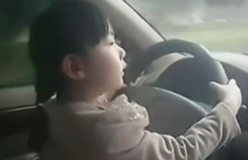 5歲女孩開(kāi)車(chē)上路？孩子出行安全提示