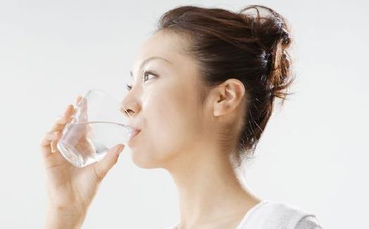 女人熬夜后吃什么好？多喝水可提神