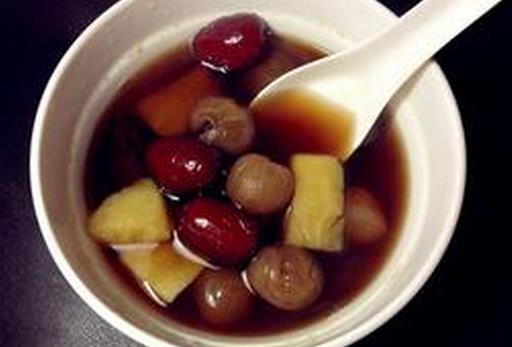 冬季手腳冰涼吃什么好？溫暖度冬的食療方法推薦