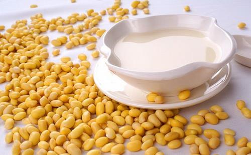 老人喝豆?jié){ 細數(shù)喝豆?jié){的好處和壞處