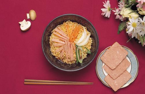 方便面+火腿腸=高血壓？ 到底方便面怎么吃好