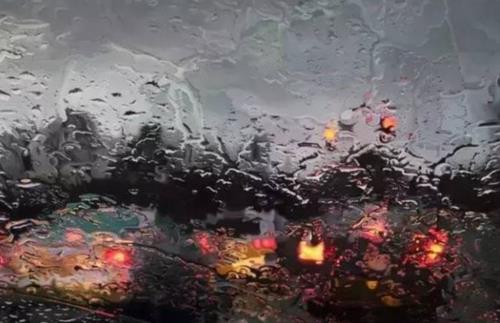 雷雨天怎么開車才安全