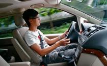 開(kāi)車容易手臂酸痛 小妙招給你的手臂減減壓