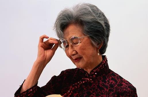 戴老花鏡有講究 注意避開(kāi)四誤區(qū)
