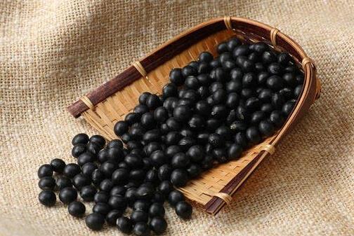 吃什么更護(hù)發(fā)？黑豆蜜茶使頭發(fā)烏黑健康