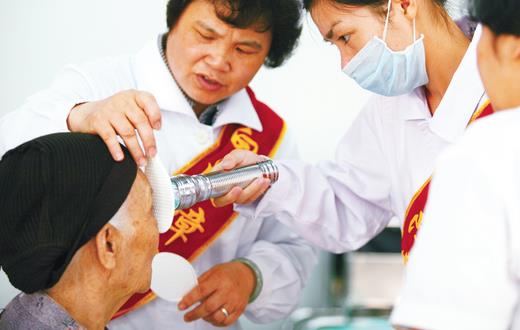 喝牛奶過量可誘發(fā)老年性白內(nèi)障