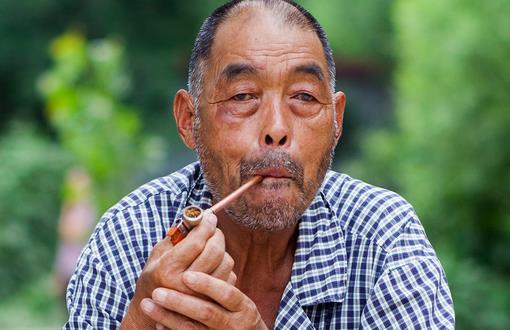 老人吸煙可引發(fā)冠心病!