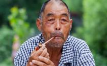 老人吸煙可引發(fā)冠心??！