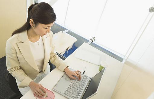錯(cuò)誤坐姿或致女性乳房下垂