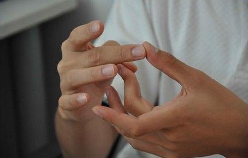 老人多做手指運(yùn)動(dòng)防癡呆