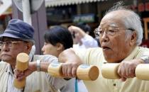 老人久坐過后應(yīng)做做擴(kuò)胸運(yùn)動
