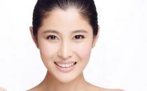 讓?xiě)偾榧彼偕郎氐腂aby系裸妝
