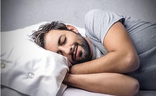 男人每天睡不夠6小時(shí)易誘發(fā)癌癥