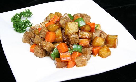 土豆燒牛肉怎么做？