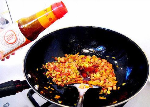 炒菜什么時候放醬油最好？炒菜放醬油的最佳時間