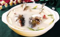 魚(yú)頭燉豆腐營(yíng)養(yǎng)加倍哦！