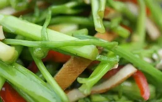 芹菜炒瘦肉美白又瘦身哦！
