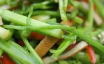 芹菜炒瘦肉美白又瘦身哦！