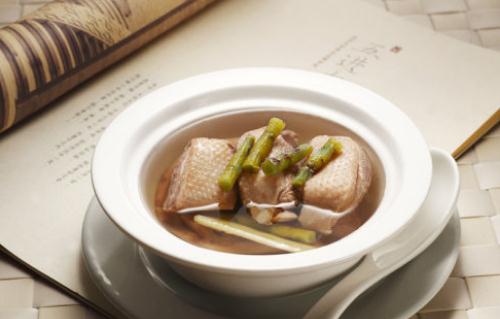 季節(jié)交替腸胃不適？石斛燉豬瘦肉來調(diào)理