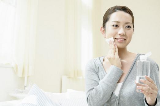 根據(jù)肌膚缺水狀況制定補水方案