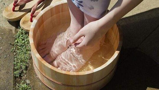 堅(jiān)持熱水泡腳有啥好處