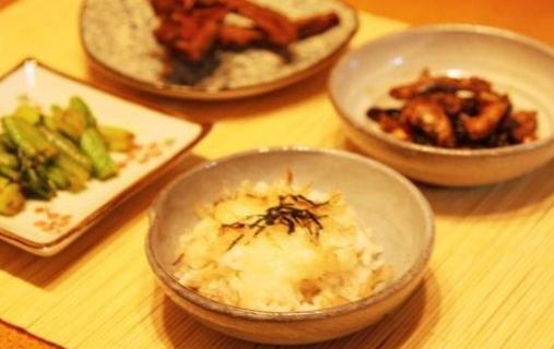 晚飯吃太晚小心發(fā)胖！