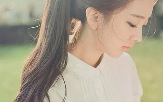 愛情里女人應(yīng)該主動(dòng)些還是含蓄些？