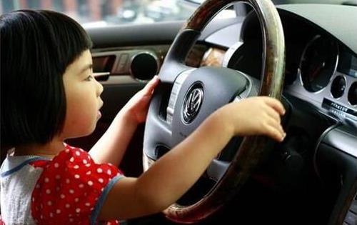 小孩子被困在車(chē)內(nèi)應(yīng)該怎么辦