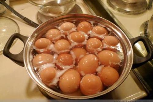 煮雞蛋用熱水還是冷水 生活中這些問(wèn)題怎么解答