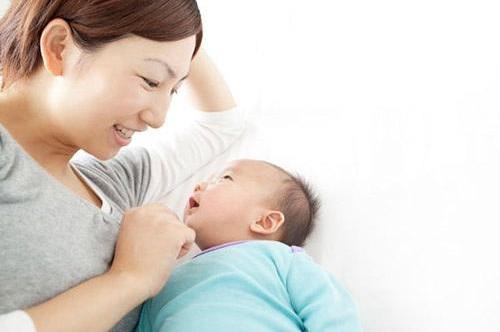 如何訓(xùn)練寶寶抓東西？