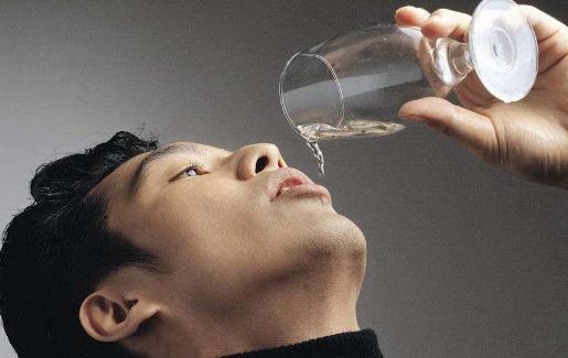 男性飲酒過量會導(dǎo)致陽痿 中醫(yī)教男人養(yǎng)腎秘訣