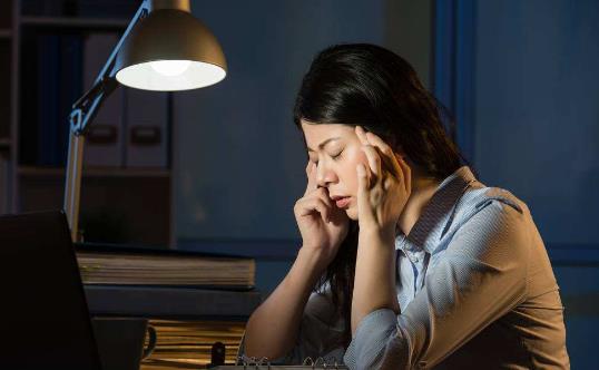 經(jīng)常熬夜小心擾亂你的經(jīng)期！