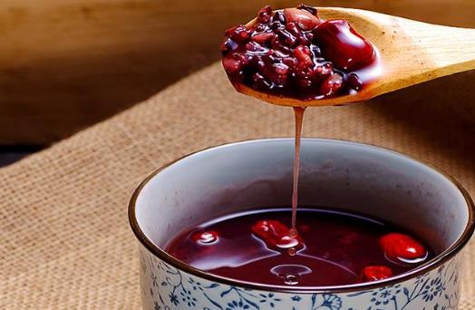 女人經(jīng)期不適的調節(jié)方法 女人經(jīng)期補血食物推薦