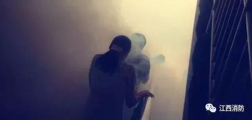 房屋著火夫妻25樓極限逃生 發(fā)生火災(zāi)跑還是不跑
