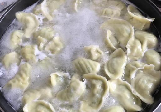 餃子用冷水煮還是沸水煮 開蓋還是不開蓋 要點(diǎn)水嗎