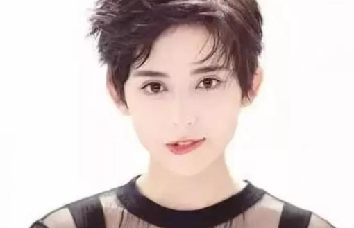 咬嘴唇雖然性感 但咬多了可能會(huì)“爛”