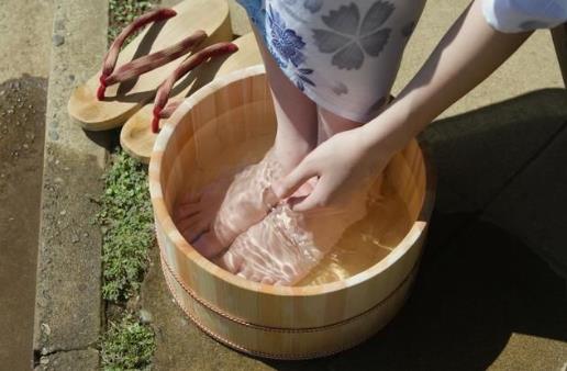 手腳容易出汗的原因 常吃養(yǎng)生粥緩解手腳出汗