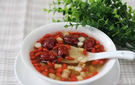 滋補(bǔ)肝腎、潤肺止咳：枸杞子的六大功效