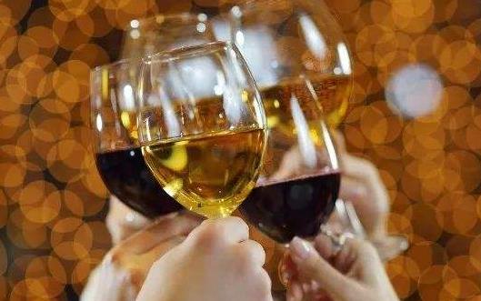 經(jīng)常赴酒場(chǎng) 酒桌上的喝酒禮儀不可不知