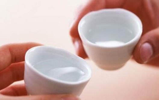 經(jīng)常赴酒場(chǎng) 酒桌上的喝酒禮儀不可不知