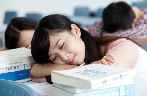 一覺醒來身上都是汗 調(diào)節(jié)環(huán)境溫度與濕度緩解夜汗