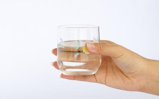 燒開的自來水里有水垢，還能不能喝？