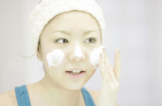 防止毛孔粗大的四個(gè)技巧 女生日常護(hù)膚注意事項(xiàng)