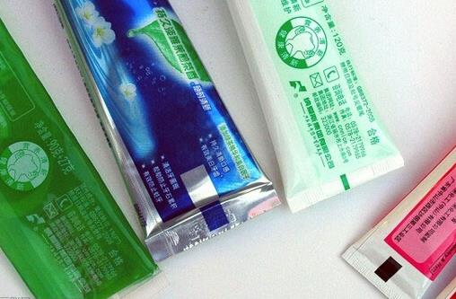 牙膏底部色條代表一些化學(xué)成分 彩色短線的含義大不同