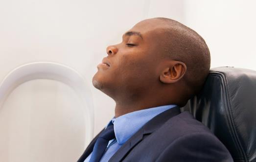 飛機(jī)上助眠小方法 愛旅行的你一定要知道