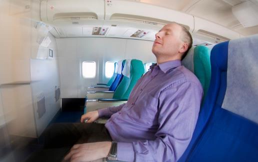 飛機(jī)上助眠小方法 愛旅行的你一定要知道