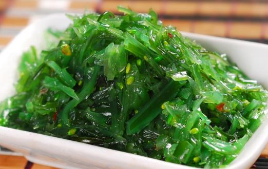 臉上長(zhǎng)痘痘 調(diào)理飲食應(yīng)該注意的事項(xiàng)
