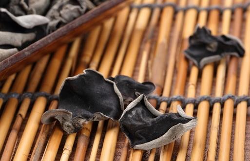 如果你媽也舍不得扔過期食品，那她也許是有科學(xué)依據(jù)的