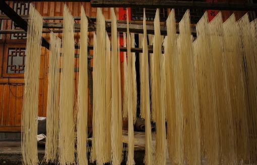 超市買(mǎi)掛面，千萬(wàn)要留神！一定要看清這個(gè)字！別被忽悠啦
